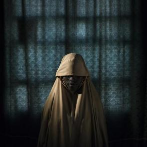 دختر نوجوانی که بمبگذار انتحاری بوکوحرام بود The New York Times/World Press Photo handout via REUTERS

یکی از عکس‌ها عایشه، دختری ۱۴ ساله در نیجریه را نشان می دهد که گروه بوکوحرام به دنبال استفاده از او به عنوان بمبگذار انتحاری بود. این عکس در روز ۲۱ سپتامبر سال ۲۰۱۷ توسط آدام فرگوسن به ثبت رسید.