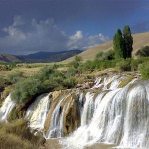 دیدنی های شهر وان ترکیه / آبشار مرادیه در ۸۸ کیلومتری شمال شهر وان