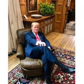 انتشار تصویری از رئیس‌جمهوری آمریکا در جریان سفر به انگلیس جنجال به پا کرد و شدیدا مورد انتقاد قرار گرفت. او در بازدید از سکونتگاه نخست‌وزیری، با تکبر روی صندلی وینستون چرچیل لم داد!