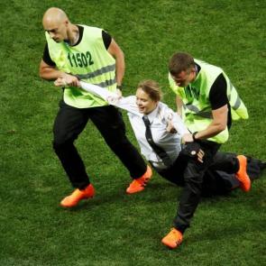 آلبوم عکس فینال جام جهانی 2018 روسیه / ورود چند تماشاچی به درون زمین #3