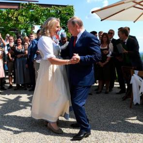انتشار عکسی از رقص پوتین با وزیر امور خارجه اتریش