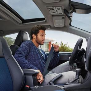 تصاویری تماشایی از درون کابین تویوتا کرولا مدل 2019 #1 - 
 SE interior shown in Vivid Blue mixed media with available Premium Package 