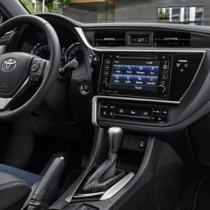 تصاویری تماشایی از درون کابین تویوتا کرولا مدل 2019 #2 - 
 SE interior shown in Vivid Blue mixed media with available Premium Package 