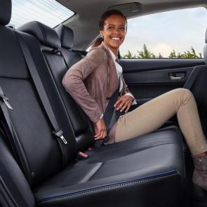 تصاویری تماشایی از درون کابین تویوتا کرولا مدل 2019 #4 - 
 XSE interior shown in Black SofTex® trim 