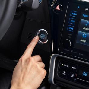 تصاویری تماشایی از درون کابین تویوتا کرولا مدل 2019 #5 - 
 SE interior shown in Vivid Blue mixed media with available Premium Package 