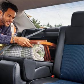تصاویری تماشایی از درون کابین تویوتا کرولا مدل 2019 #6 - 
 SE interior shown in Vivid Blue mixed media with available Premium Package 