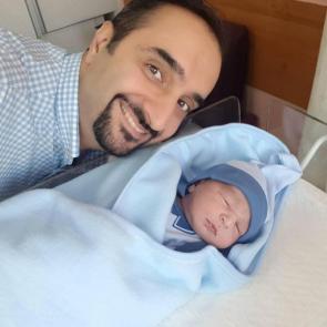 عکسی از مجری معروف تلویزیون در کنار فرزند تازه متولد شده‌اش