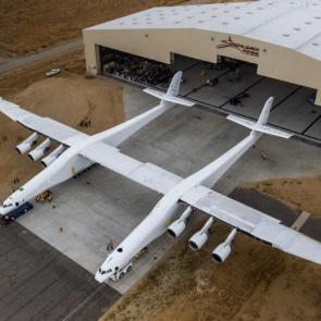 آلبوم عکس هواپیمای Stratolaunch، بزرگترین هواپیمای جهان #5