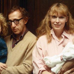 عکسی از وودی آلن و سون-یی دختر خوانده «فارو»

 Dylan Farrow, Woody Allen, Mia Farrow and Ronan Farrow in 1988. Photograph: Photoreporters/Rex 