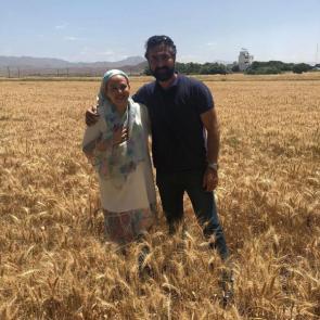 عکسی از بهاره رهنما در کنار همسرش در مزرعه ای در قزوین