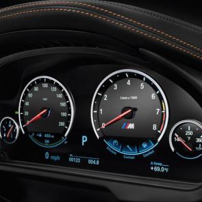 Instrument cluster in the BMW X6 M with Carbon Fiber Interior Trim