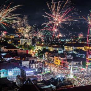آلبوم عکس جشن تحویل سال 2019 میلادی / Fireworks illuminate Yogyakarta, Indonisia skyline during New Year Eve celebrations