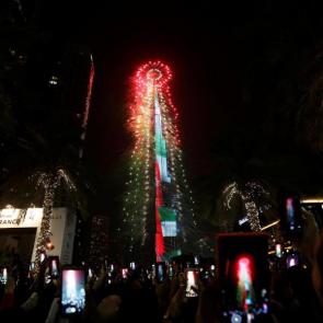 آلبوم عکس جشن تحویل سال 2019 میلادی /People watch as the Burj Khalifa is lit up during the New Year celebrations in Dubai, UAE