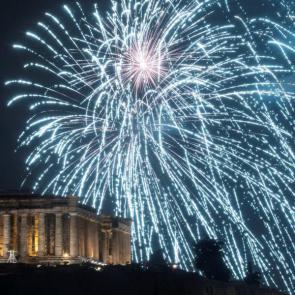 آلبوم عکس جشن تحویل سال 2019 میلادی /Fireworks explode over the ancient Parthenon temple atop the Acropolis hill during New Year day celebrations in Athens, Greece