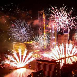 آلبوم عکس جشن تحویل سال 2019 میلادی / Fireworks explode over Chao Phraya River during the New Year celebrations in Bangkok, Thailand 