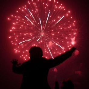آلبوم عکس جشن تحویل سال 2019 میلادی /A Pakistani man watches the fireworks display during the New Year celebrations in Karachi