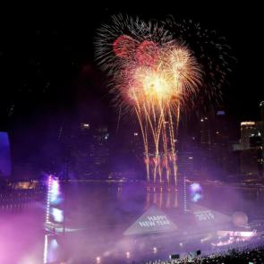  سنگاپور: مردم در خلیج مارینا به تماشای آتش بازی نشسته اند /Fireworks explode over the Marina Bay for the New Year celebrations in Singapore January 1, 2019. Reuters