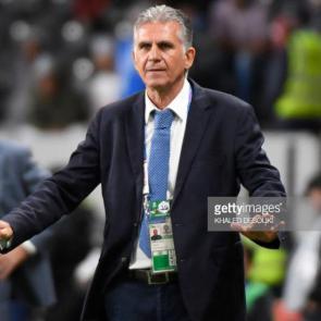 Iran s coach Carlos Queiroz calms his players