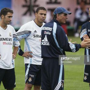 KUNMING, CHINA - JULY 28: Real Madrid team-mates Raul (L) , Ronaldo (2nd from L) and David Beackam (R) listen as coach Carlos Quieroz gives out instructions during a training session at the Hongta Sports Centre on July 28, 2003 in Kunming, China.(Photo by Alex Livesey/Getty Images)