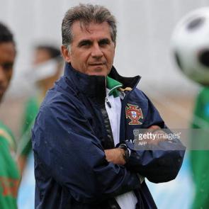 Portuguese coach Carlos Queiroz (C) watches his players during their training session at Jamor Stadium in Lisbon on November 16, 2009, before departing to Bosnia to face them on the second-leg of their WC2010 play-off football match. AFP PHOTO/ FRANCISCO LEONG (Photo credit should read FRANCISCO LEONG/AFP/Getty Images)