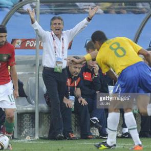 Carlos Queiroz (C) yells during the Group G first round 2010 World Cup football match Portugal vs. Brazil on June 25, 2010 at Moses Mabhida stadium in Durban. NO PUSH TO MOBILE / MOBILE USE SOLELY WITHIN EDITORIAL AFP PHOTO / LIU JIN (Photo credit should read LIU JIN/AFP/Getty Images)