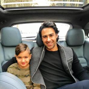 عکس از فرهاد مجیدی در کنار پسرش