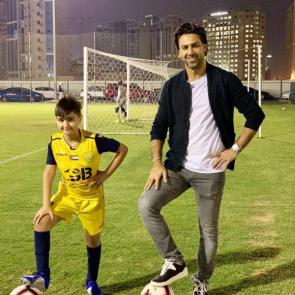 عکسی از فرهاد مجیدی در کنار پسرش حین تمرین فوتبال