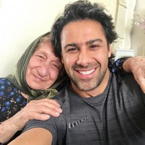 عکسی از فرهاد مجیدی در کنار مادربزرگش