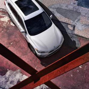  Interior meets exterior. The optional Panoramic Moonroof of the BMW X1 adds a luxurious feel for driver and passengers alike. 