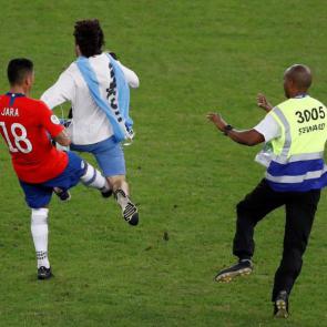 لگد زدن بازیکن شیلی به یک هوادار اروگوئه جنجال به پا کرد
