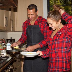 آلبوم عکس / تصویری از جنیفر در کنار شوهرش در حال آشپزی