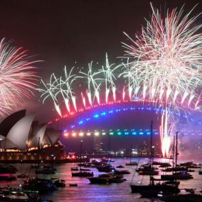 New Year s Eve fireworks erupt over Sydney s iconic Harbour Bridge and Opera House.Peter Parks/AFP/Getty Images
