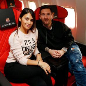 عکسی از مسی و همسرش در هواپیما
