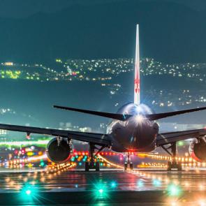 لندینگ یا فرود زیبای هواپیما / Plane Landing On Night Airport Runway Lights Wallpaper HD