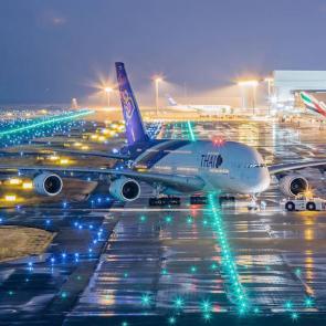 آلبوم عکس زیباترین هواپیماها / Beautiful A380. Thai airways at the runway at night / Pinterest
