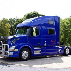 عکس کامیون آبی رنگ ولوو VNL مدل 2013