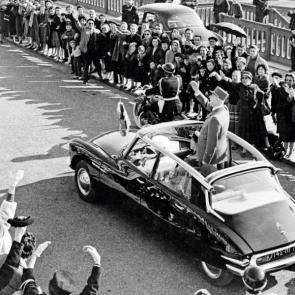 Charles de Gaulle with the Citroën DS