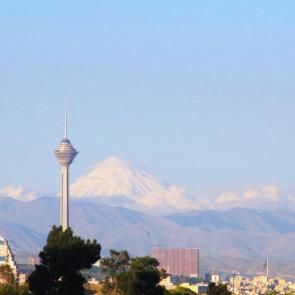 A view of Milad Tower and Damavand Mountain from Tehran / itto.org