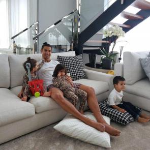 عکسی از کریستیانو رونالدو در کنار بچه هایش در خانه