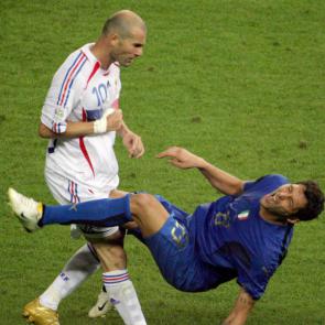 لحظه ای تاریخی در فوتبال جهان / ضربه زین‌الدین زیدان به ماتراتزی ایتالیایی