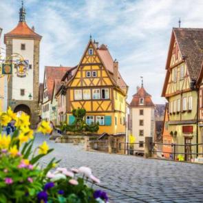 Rothenburg ob der Tauber, Bavaria, Germany © canadastock / Shutterstock