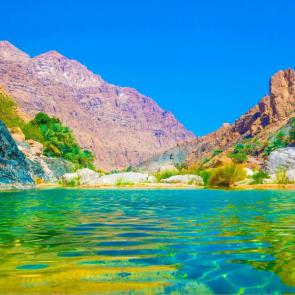 Sit lagoonside at Wadi Tiwi © trabantos / Shutterstock