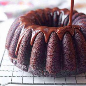 عکس کیک حلقه‌ای طرح‌ دار شکلاتی | Chocolate Fudge Bundt Cake
