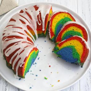 عکس کیک حلقه‌ای طرح‌ دار رنگین کمانی | Rainbow Bundt Cake