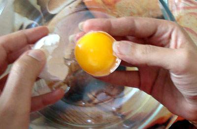 جدا کردن سفیده تخم مرغ از زرده تخم مرغ