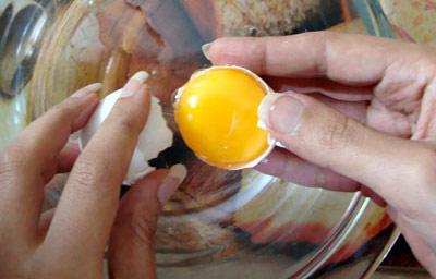 جدا کردن سفیده تخم مرغ از زرده تخم مرغ