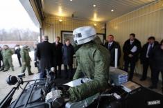 شلیک روبات جدید روسی از روی موتور چهار چرخ