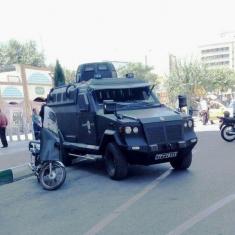 عکسی از خودروی زرهی نیروی انتظامی در مراسم تحلیف