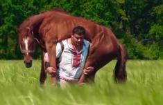 با هیولای مشهور کشور اوکراین آشنا شوید / مردی که یک اسب را دوش می گیرد و راه می رود!