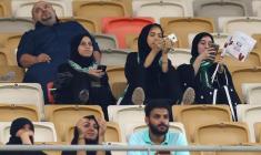 برای اولین در تاریخ عربستان، زن‌ها وارد ورزشگاه فوتبال شدند
